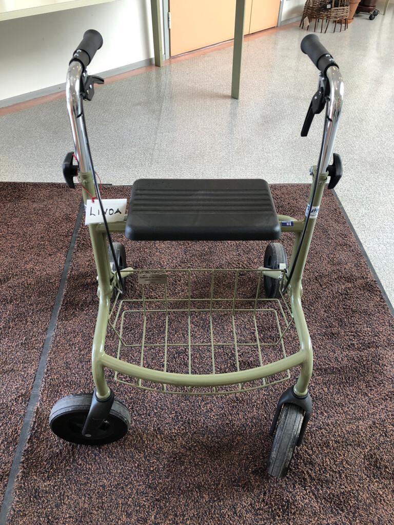 Vihreä rollaattori.
