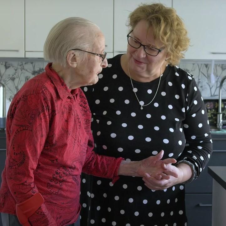 Perhehoitaja ja vanhus