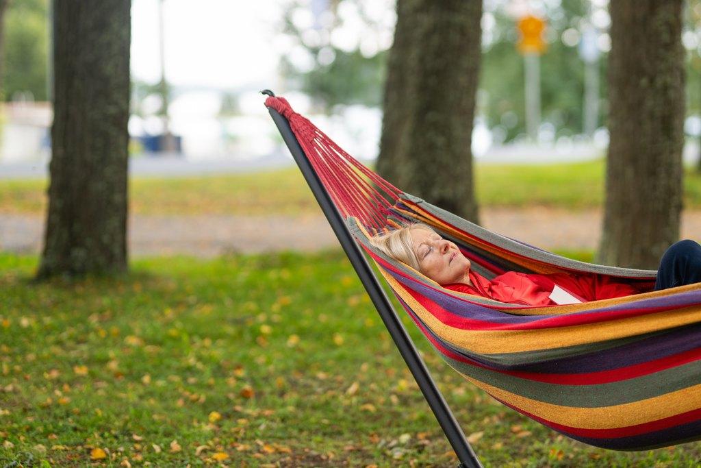 Nainen nukkuu riippukeinussa