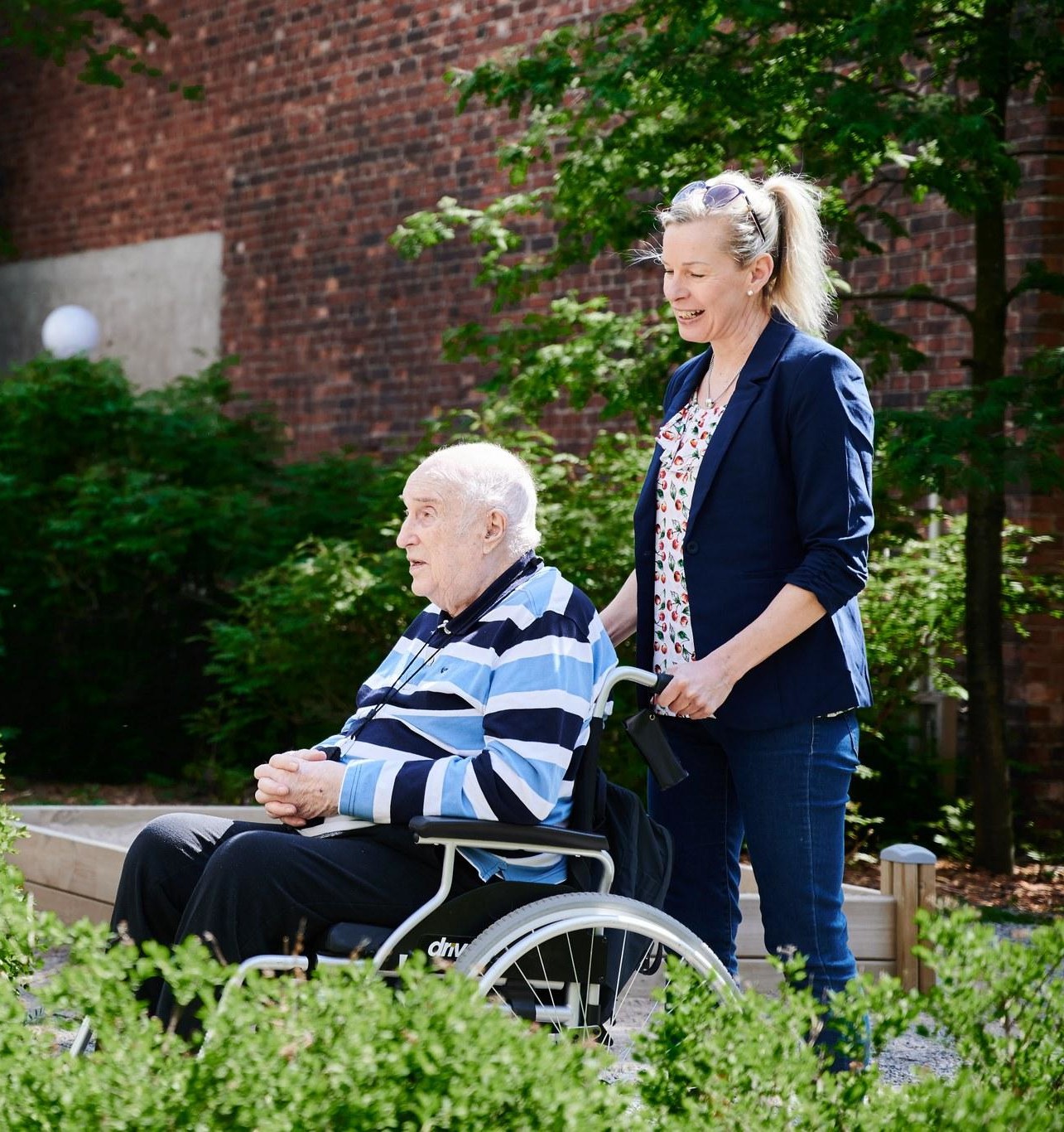 Senioritoiminnan saattaja-apu auttaa iäkkäitä turvallisesti palvelujen äärelle.