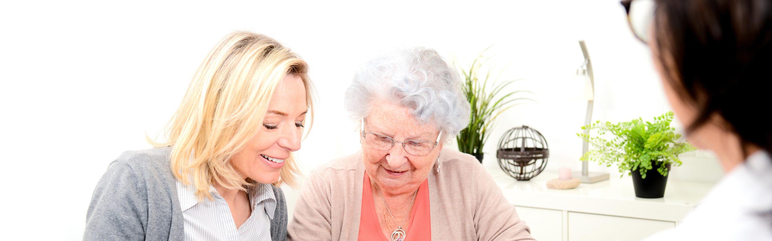 Asiantuntija neuvoo iäkästä naista sopimusasioissa.