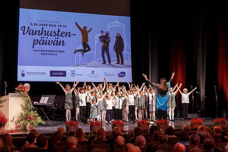 Iloinen lapsikuoro ja Laululeikkikuoro, johtajana Leena Astikainen.