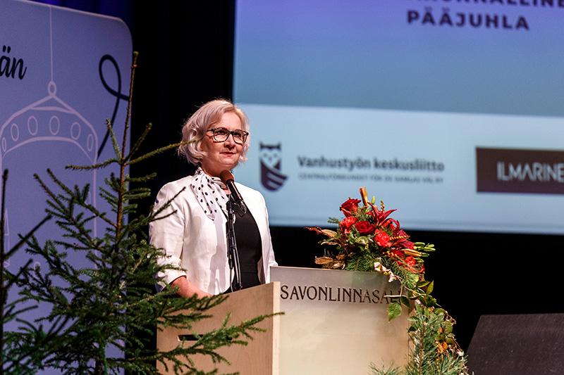 Anni Lausvaara Vanhustyön keskusliiton toiminnanjohtaja pitää puhetta. 
