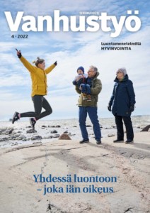 Vanhustyö-lehti 4/2022. Yhdessä luontoon - joka iän oikeus. Perhe rantakalliolla. 