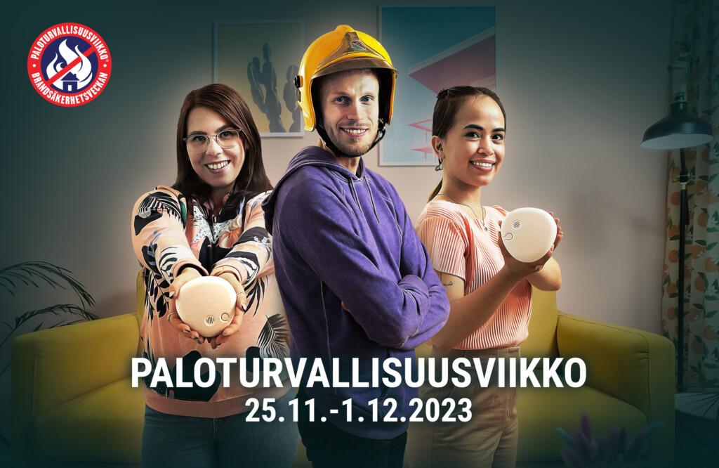 Paloturvallisuusviikko 25.11.-1.12.2023. Kuvassa kaksi nuorta naista näyttää palovaroitinta ja yksi nuori mies on pukeutunut palomieheksi. 