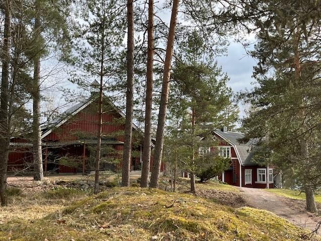 Heponiemen retriitti sijaitsee Karjalohjalla järven rannalla mäntymetsän keskellä. Rakennukset ovat punaisia puurakennuksia.