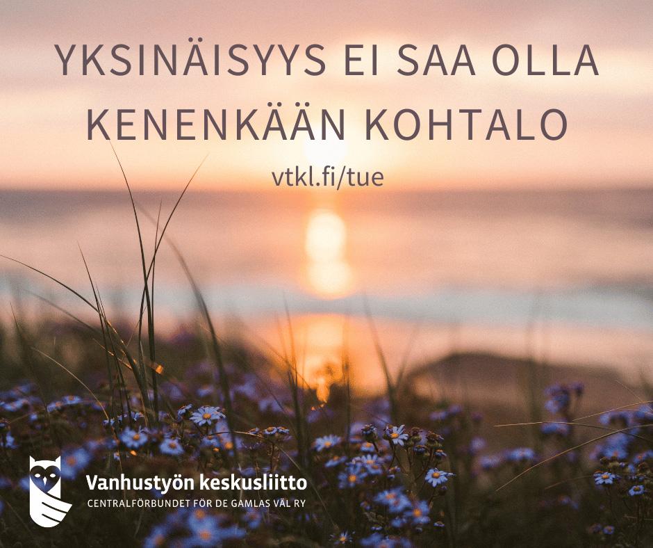 Yksinäisyys ei saa olla kenenkään kohtalo. vtkl.fi/tue. Punertava auringonlasku järvelle ja etualalla kesäisiä kukkia. Vanhustyön keskusliiton logo.
