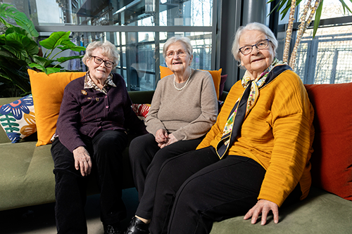 Vuosaaren jo 14 vuotta kokoontunut Ystäväpiiri-ryhmä tapaa 1–2 viikon välein. Ryhmäläiset ovat jatkuvasti yhteydessä WhatsAppin kautta.