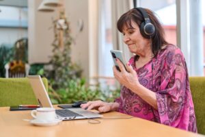 Iäkäs nainen harjoittelee videopuhelua.