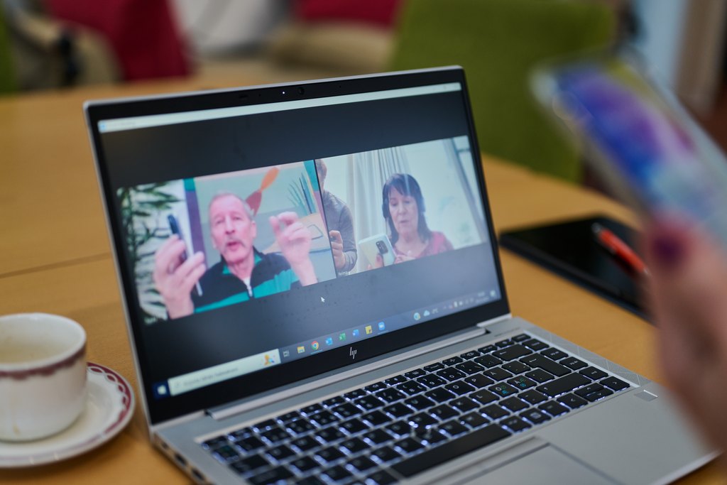 Iäkäs nainen harjoittelee videopuhelua.