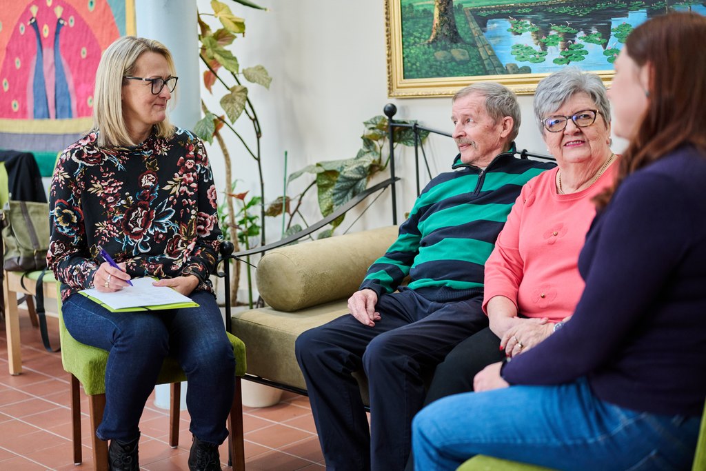 Vanhustyön keskusliiton työntekijät haastattelee iäkästä paria.