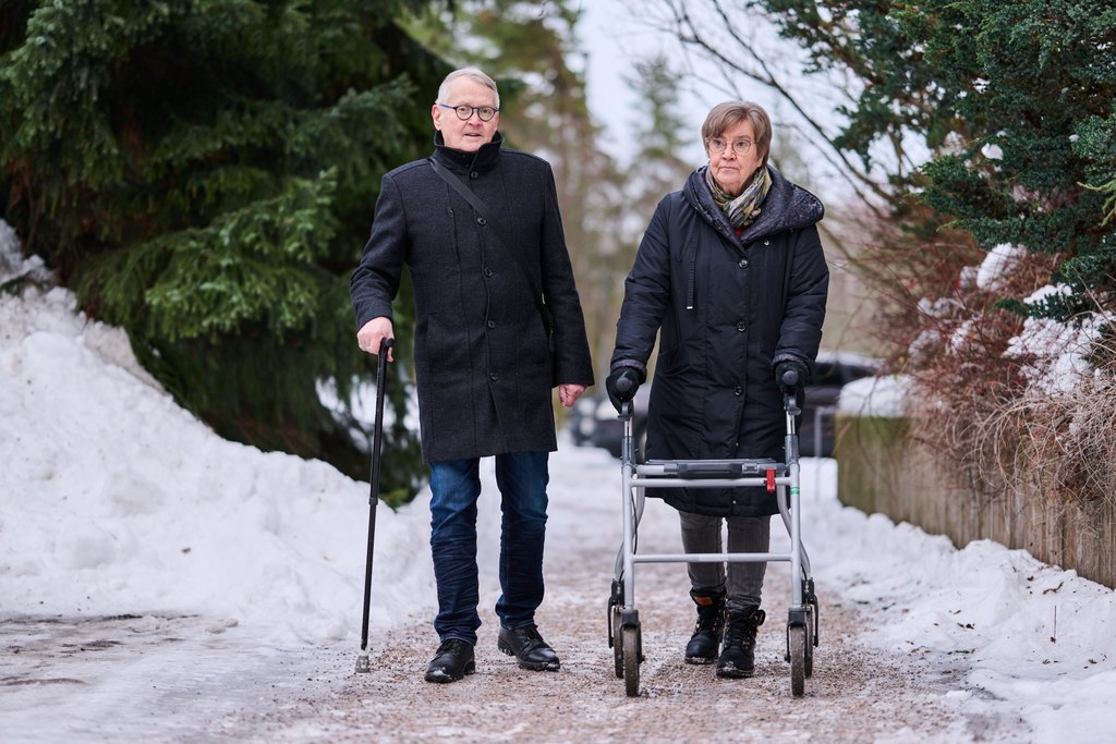 Kaksi iäkästä henkilöä ulkona seisomassa.