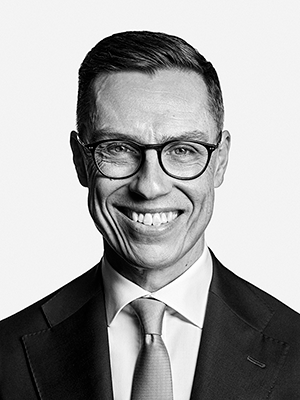 Ett svartvitt porträttfoto av Alexander Stubb.