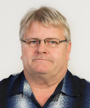 Keski-ikäinen mies. Sini-valkoruudullinen paita.