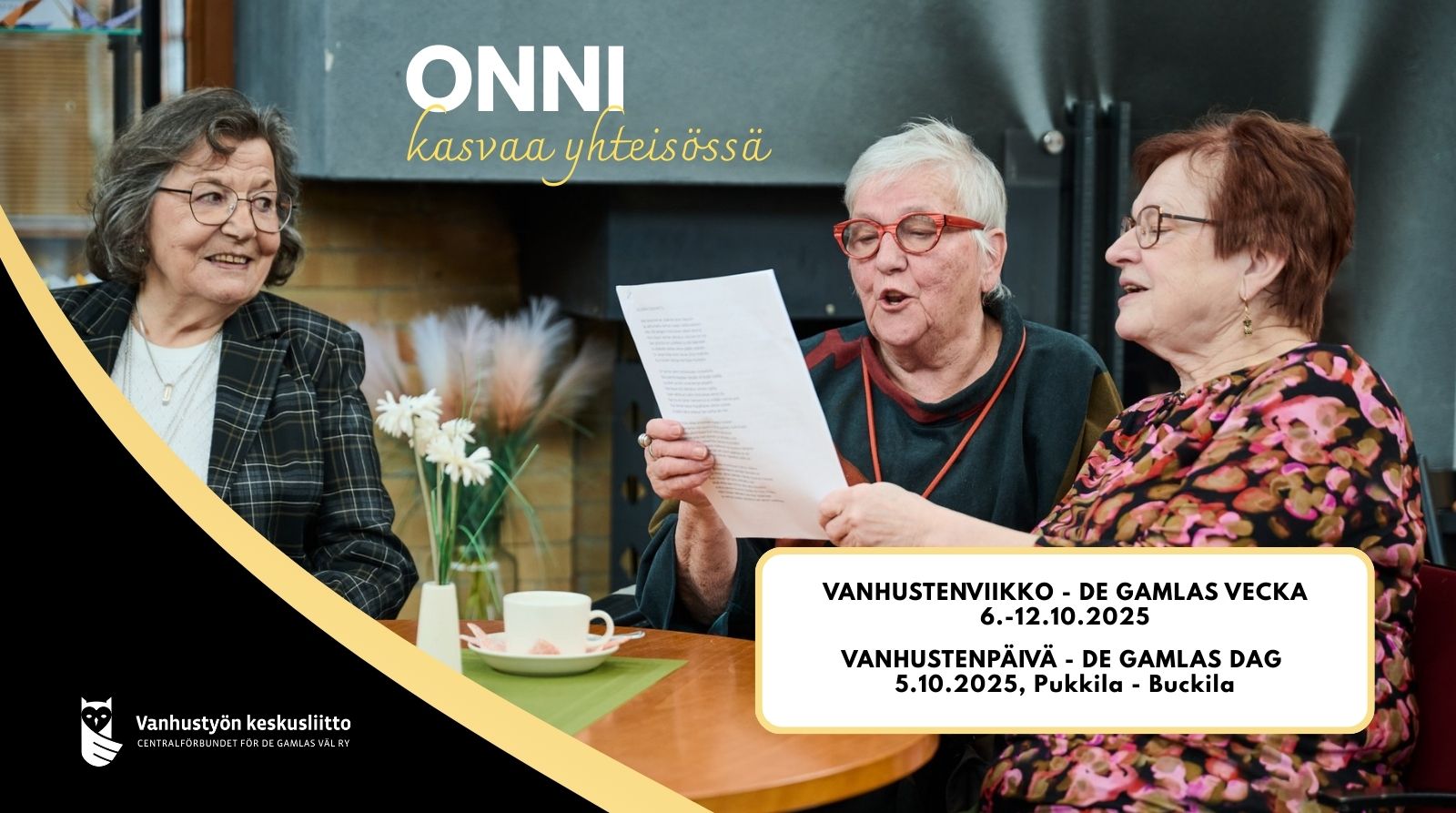 Två äldre kvinnor sitter vid ett bord, den ena läser högt från ett papper och den andra lyssnar leende. I bilden syns texten: ”Onni kasvaa yhteisössä – Lycka växer i gemenskap”, samt information om De gamlas vecka och Äldredagen 2025.