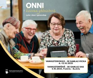 Neljä iäkästä henkilöä istuu pöydän ääressä ja katsoo yhdessä tablettia nauraen. Kuvassa on teksti: "Onni kasvaa yhteisössä – Lycka växer i gemenskap", sekä tiedot Vanhustenviikosta ja Vanhustenpäivästä 2025.