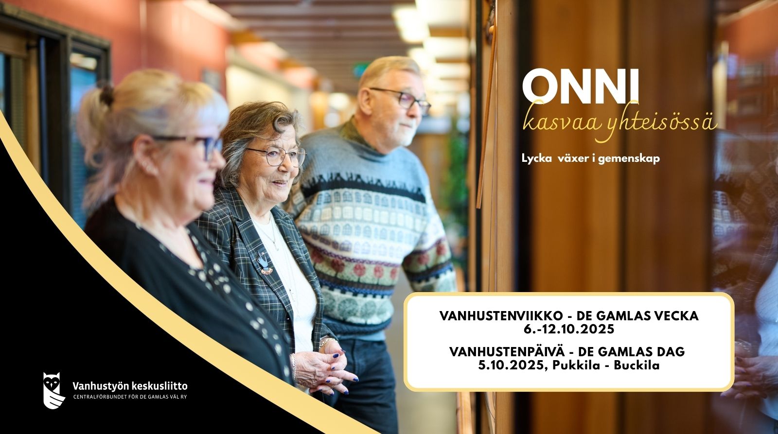 Kolme iäkästä henkilöä seisoo käytävällä ja katsoo hymyillen eteenpäin. Kuvassa on teksti: "Onni kasvaa yhteisössä – Lycka växer i gemenskap", sekä tiedot Vanhustenviikosta ja Vanhustenpäivästä 2025.