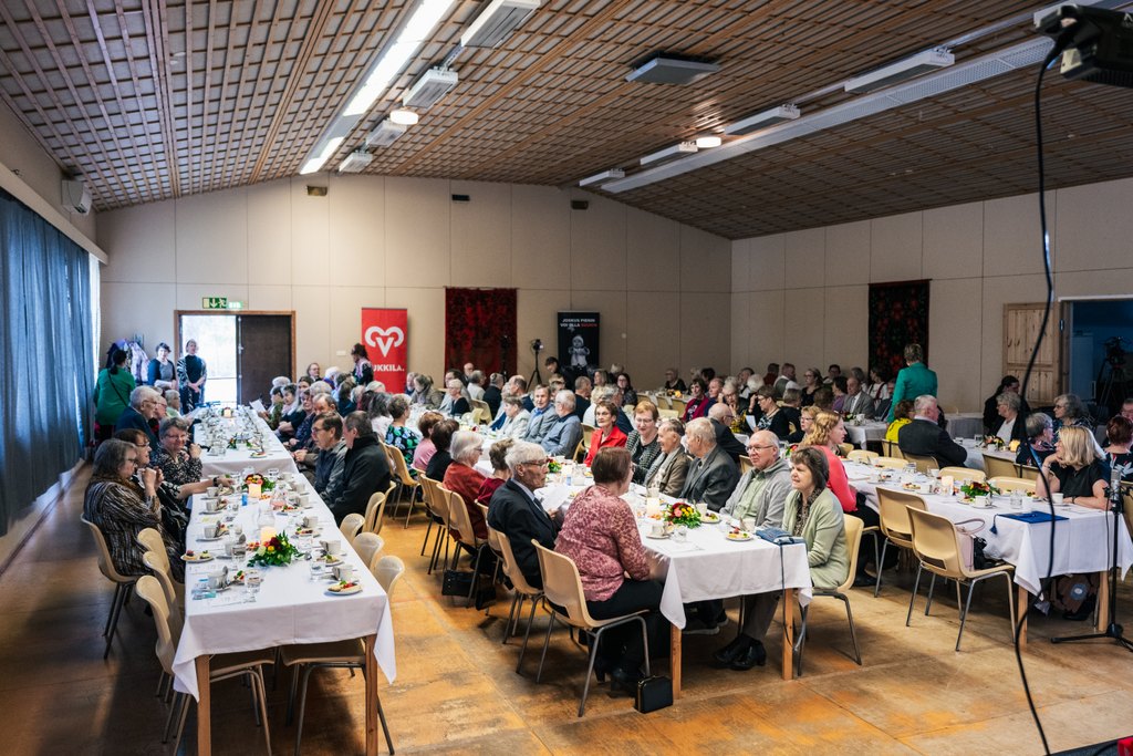 Juhlasali on täynnä iäkkäitä ihmisiä ja heidän läheisiään Vanhustenpäivän pääjuhlassa.