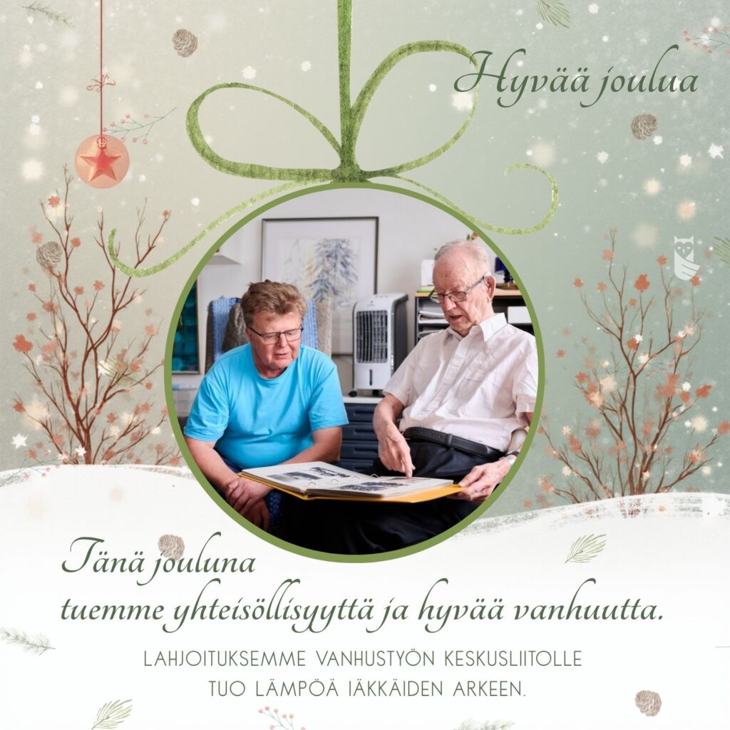 Kuva, jossa kaksi iäkästä miestä katselee valokuva-albumia yhdessä. Taustalla on lämmin vihreäsävyinen joulukuva ja teksti “Tänä jouluna tuemme yhteisöllisyyttä ja hyvää vanhuutta – lahjoituksemme Vanhustyön keskusliitolle tuo lämpöä iäkkäiden arkeen.”