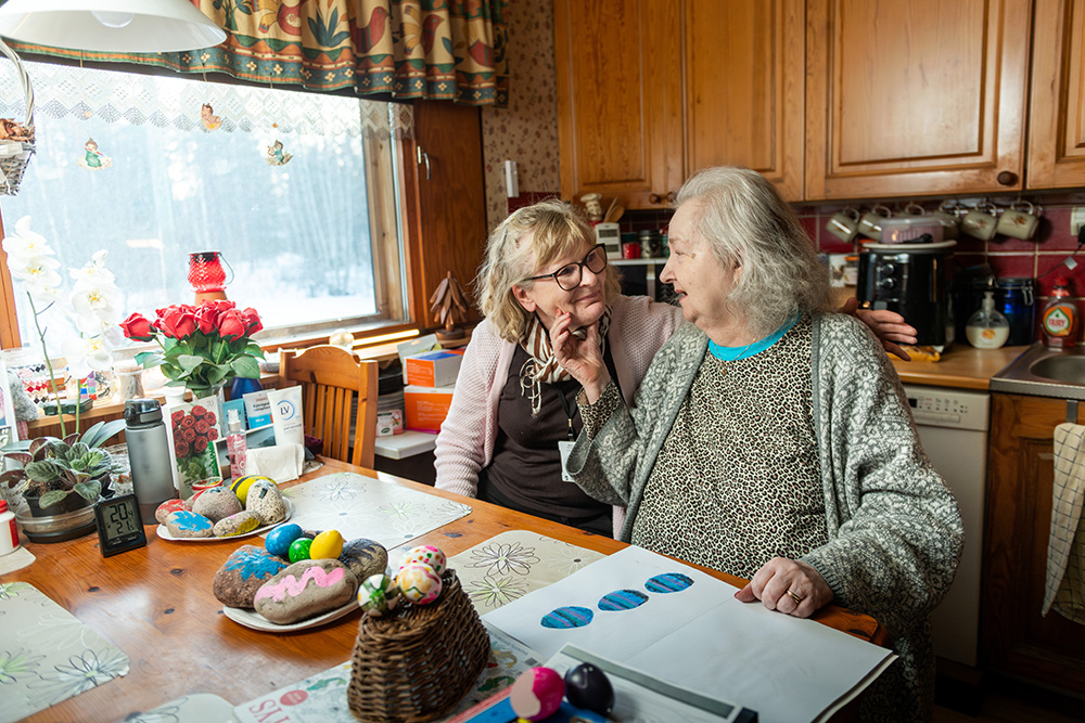Hoitajat saivat perehdytyksen erilaisiin välineisiin kuten siveltimiin ja paperilaatuihin. He sukelsivat kulttuuriin moniaistisesti niin äänikirjastojen kuin savitöidenkin avulla. Perehdytyksen päätteeksi hoitajat saivat käyttöönsä materiaalikassit, joiden sisällöstä he voivat innostua yhdessä asiakkaiden kanssa. Mikä tärkeintä, hoitajat oppivat herättelemään henkiin asiakkaidensa uinuvia kulttuuriharrastuksia. Asiakkaiden omat kirjat, taulut, levyt ja valokuva-albumit ovat valtava luovuuden lähde. Merja ja työkaverit ovat jo saaneet todistaa suoranaisia ihmeitä. Yhtäkkiä eräs muistisairas asiakas nousi lausumaan Eino Leinoa säe säkeeltä. Vai oliko se ihme ensinkään? Löytyihän hänen kirjahyllystään kokoelma kotimaista runoutta. Liisalla on taito uppoutua maalaamiseen niin kokonaisvaltaisesti, että jälkeen päin lehtiötä selaillessaan hän saattaa hämmästellä, ovatko kuvat todella hänen tekemiään. Tarvitaan vain ripaus inspiraatiota. Ja sitten… – Antaa palaa! Se on Liisan lempisanonta.